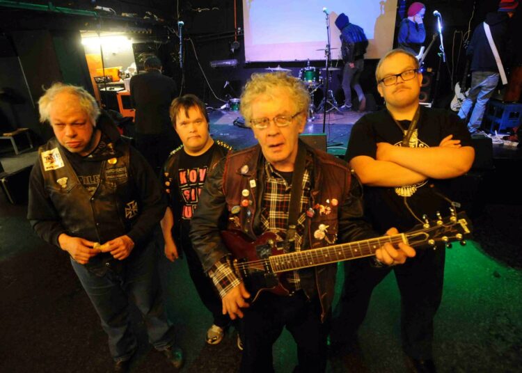 Kovasikajutun aihe, punk-yhtye Pertti Kurikan Nimipäivät (kuvassa), on kiinnitetty maineikkaan RedBerg Agencyn listoille. RedBerg toimii suomalaisyhtyeiden, kuten HIM ja The 69 Eyes, myyntiagenttina maailmalla.