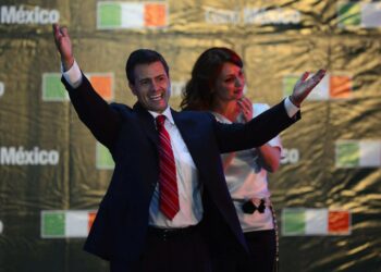Vaalivoittajaksi julistautunut Enrique Peña Nieto puolisonsa, saippuasarjatähti Angélica Riveran kanssa.