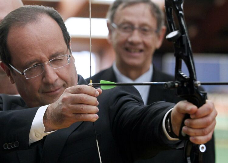 Presidentti François Hollande kiistää aikeet ydinaseriisunnasta.