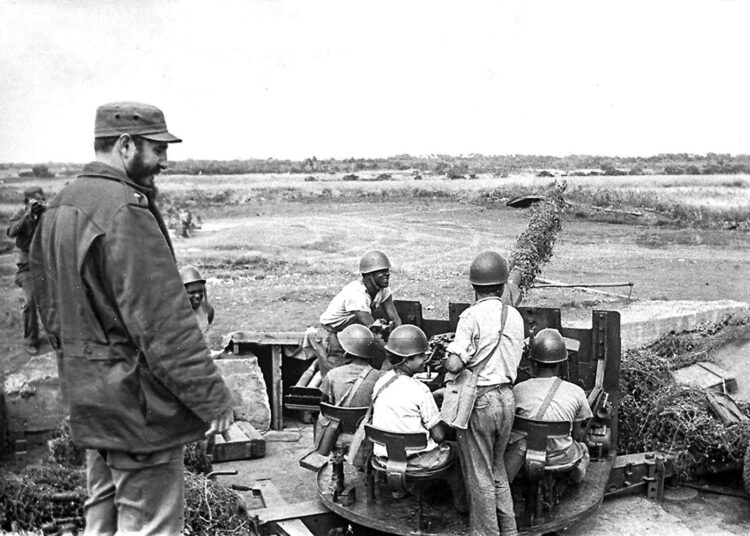 Kuubalaisen sanomalehti Granman julkaisemassa kuvassa Fidel Castro tutustuu ilmatorjuntaan ohjuskriisin aikana.