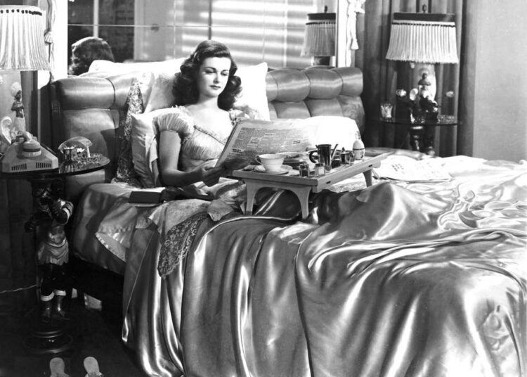 Jännäriklassikossa keski-ikäinen professori sotkeutuu kohtalokkaasti kiristyksen ja murhien painajaismaiseen verkkoon. Kuvassa Joan Bennett.