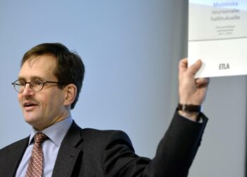 ETLAn toimitusjohtaja Vesa Vihriälä Muistioita hallitukselle - talouspolitiikan linjaustarpeet keväällä 2013 -julkaisun esittelytilaisuudessa keskiviikkona.