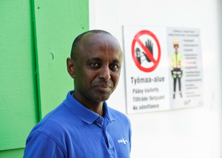 Abdi Osmanin mielestä palkkatyö on paras tapa kotouttaa maahanmuuttajia ja murtaa ennakkoluuloja.