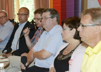 Suomi Areenan tilaisuudessa viime viikolla Porissa keskulteltiin lähtökohdista tulevalle työmarkkinakierrokselle. Keskustelemassa olivat Metalliliiton puheenjohtaja Riku Aalto (vas.), JHL:n puheenjohtaja Jarkko Eloranta, Kuntatyönantajien työmarkkinajohtaja Markku Jalonen, EK:n johtaja Lasse Laatunen, PAM:in puheenjohtaja Ann Selin ja SAK:n puheenjohtaja Lauri Lyly.