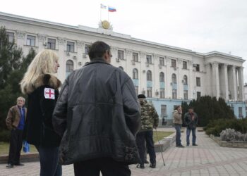 Krimin ja Venäjän liput liehuvat hallitusrakennuksen katolla Simferopolissa.