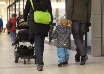 Pia Lohikoski pitää erikoisena sitä, että nyt demarit, vihreät ja kristilliset ovat halukkaita nyt perumaan lapsilisien leikkaukset.