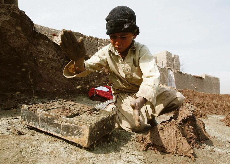 Eri puolilla maailmaa lapsia työskentelee tehtaissa, pelloilla, kaduilla ja kaatopaikoilla. Kuvassa lapsi työssään tiilitehtaalla Itä-Afganistanissa.