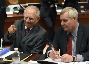 Kokoomuksen Arto Satonen kehottaa Antti Rinnettä ottamaan oppia Saksan valtiovarainministeri Wolfgang Schäublesta eikä Italiasta.