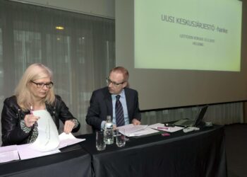 Vakuutusväen Liiton puheenjohtaja Liisa Halme (vas.) ja Julkisten ja Hyvinvointialojen liitto JHL:n puheenjohtaja Jarkko Eloranta palkansaajien uuden keskusjärjestön käynnistyskokouksessa Helsingissä torstaina.