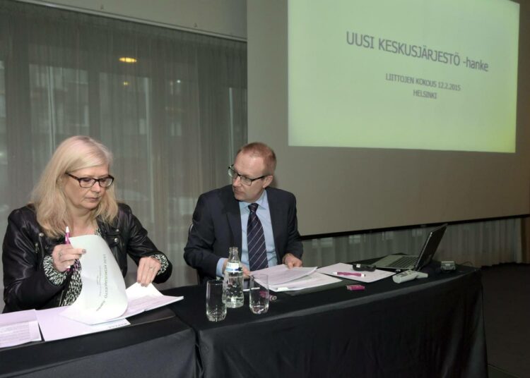 Vakuutusväen Liiton puheenjohtaja Liisa Halme (vas.) ja Julkisten ja Hyvinvointialojen liitto JHL:n puheenjohtaja Jarkko Eloranta palkansaajien uuden keskusjärjestön käynnistyskokouksessa Helsingissä torstaina.