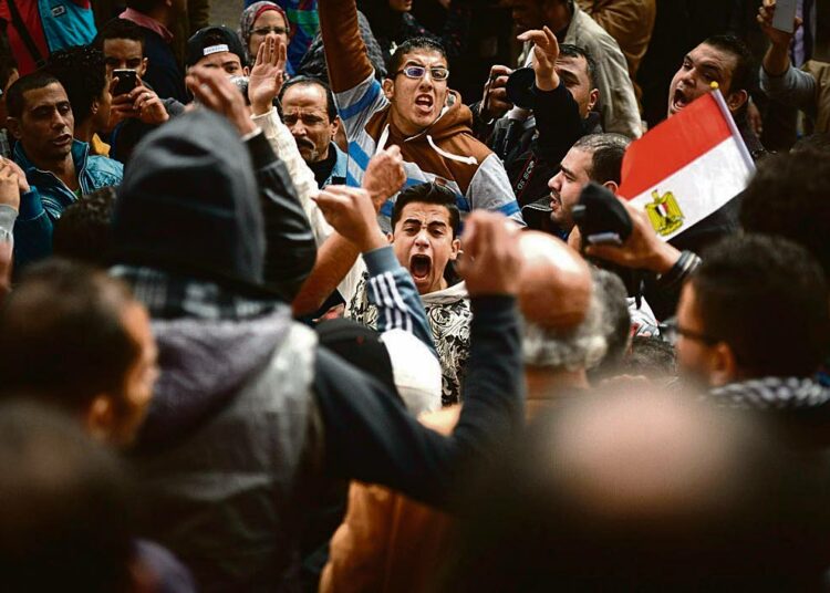 Egyptin presidentin Abdel Fattah al-Sisin vastustajat osoittivat mieltään Kairossa 25. tammikuuta neljän vuoden takaisen kansannousun alkamisen vuosipäivänä. 20 mielenosoittajaa kuoli poliisien luoteihin Kairossa ja Aleksandriassa.