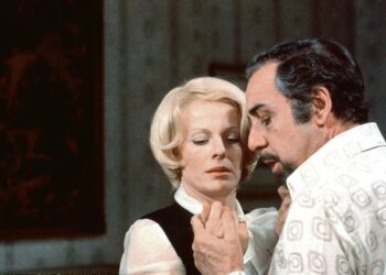 Yläluokan tekopyhyyttä ja paheita irvailevassa komediassa kuuden ystävän yri-tys kokoontua illalliselle epäonnistuu. Kuvassa Delphine Seyrig ja Fernando Rey.