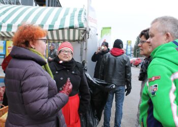 Seija Piipponen-Pekkola ja vaaliteltan vastaava Sirpa Minkkinen ovat saaneet keskustelukumppaneita.