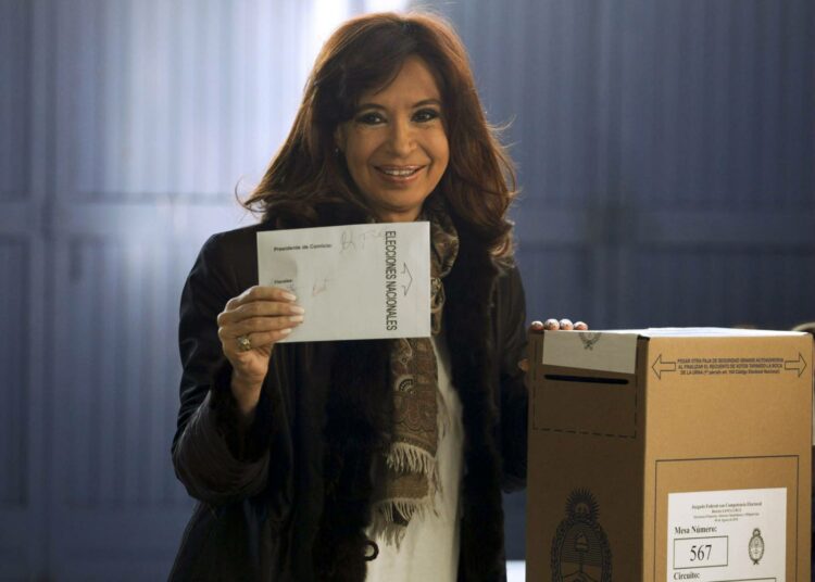 Argentiinan presidentinvaaleissa haetaan seuraajaa Cristina Fernández de Kirchnerille, joka kävi äänestämässä esivaaleissa sunnuntaina.