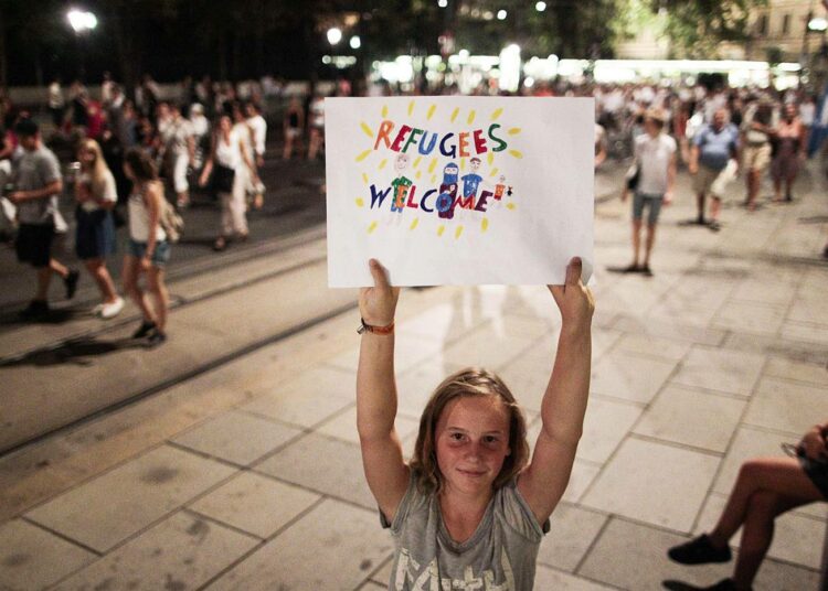 20 000 mielenosoittajaa toivotti pakolaiset tervetulleiksi Wienissä maanantaina. Suomessakin nuivuudelle on syntynyt vapaaehtoistyön vastaisku.