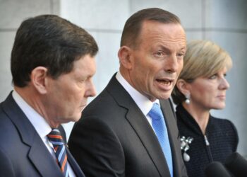 Australian pääministeri Tony Abbott pitää tiukasti kiinni hiilestä.