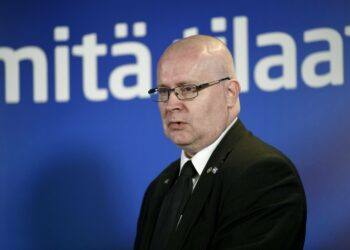Oikeus- ja työministeri Jari Lindström myönsi maanantaina takin kääntyneen siitä, mitä vaalikentillä puhuttiin.
