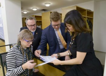 Vasemmistoliiton eduskuntaryhmän puheenjohtaja Aino-Kaisa Pekonen (vas.), kristillisdemokraattien eduskuntaryhmän 2. varapuheenjohtaja Antero Laukkanen (vas.), SDP:n eduskuntaryhmän puheenjohtaja Antti Lindtman ja vihreiden eduskuntaryhmän puheenjohtaja, välikysymyksen ensimmäinen allekirjoittaja Outi Alanko-Kahiluoto tarkastelivat papereitaan 16. lokakuuta.