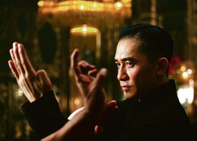 Wong Kar-wain kung fu -elokuva on täynnä kauneutta, tukahdutettuja tunteita ja huikeaa koreografiaa.  Kuvassa Ip Man (Tony Chiu Wai Leung).