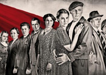Kuvassa vasemmalta: Aili Mäkinen (Emilia Sinisalo), Saima Kuusinen (Katja Salminen), Pessi (Eero Ritala), Aaltonen (Martti Suosalo), Martta Koskinen (Emmi Pesonen), Hertta Kuusinen (Vappu Nalbantoglu), Yrjö Leino (Eero Aho), Esko Riekki (Pekka Valkeejärvi) ja Mandi Leino (Seela Sella).