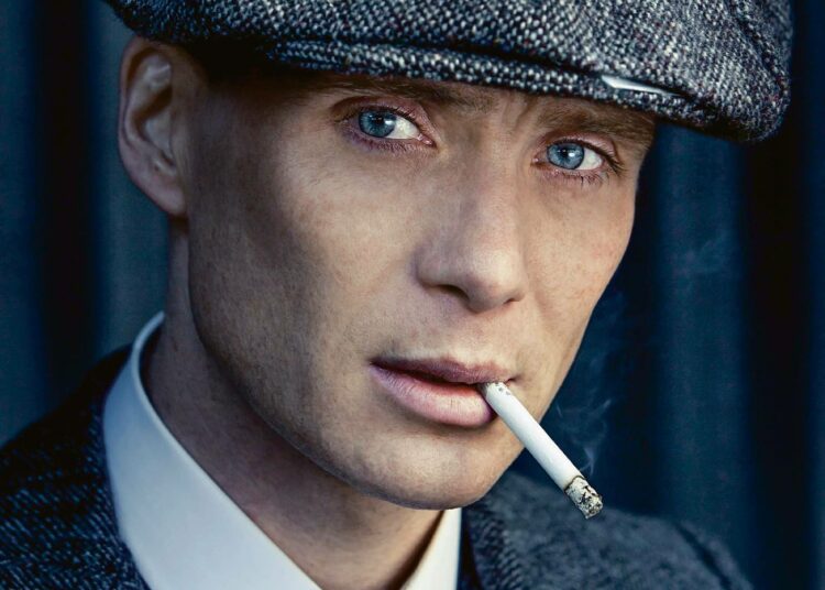 Uusi sarja kertoo 1920-luvun Birmighamissa vaikuttaneesta Shelbyn gangsteriperheestä. Peaky Blinders -nimistä joukkiota johtaa kaksi veljestä, joista toista, Thomas Shelbyä esittää karismaattinen Cillian Murphy.