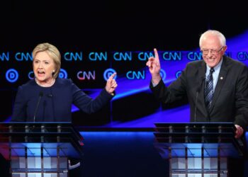 Hillary Clinton ja Bernie Sanders vaaliväittelyssä sunnuntaina Michiganin Flintissä.