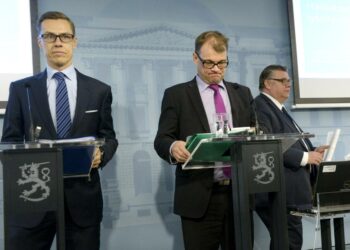 Sipilä (kesk.) on ehtinyt uhata kävelevänsä presidentin puheille. Soini (oikealla) on reissannut sydämensä kyllyydestä ja osallistuu julkiseen keskusteluun enää puheenvuoron pyytämisen verran. Alexilla ei ole enää kivaa, kirjoittaa Merja Kyllönen