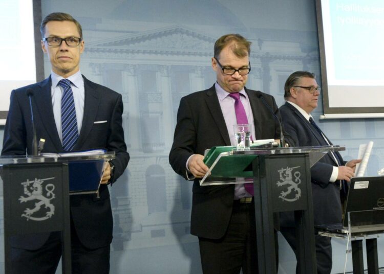 Sipilä (kesk.) on ehtinyt uhata kävelevänsä presidentin puheille. Soini (oikealla) on reissannut sydämensä kyllyydestä ja osallistuu julkiseen keskusteluun enää puheenvuoron pyytämisen verran. Alexilla ei ole enää kivaa, kirjoittaa Merja Kyllönen