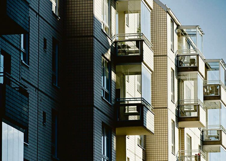 Asuntotuotantotarve vuoteen 2040 mennessä on arvioitu noin 30 000 asunnoksi vuodessa. Kuvassa kerrostaloasuntoja Helsingissä.