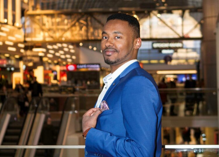 Suldaan Said Ahmed jakaa Rajat kiinni -joukkiolle id-päivänä ruusuja.