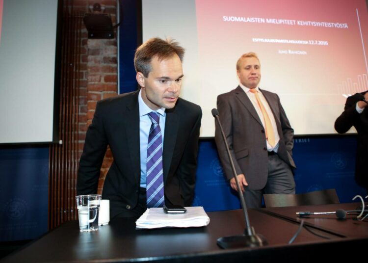 Ulkomaankauppa- ja kehitysministeri Kai Mykkänen (vas.) ja Taloustutkimuksen tutkimuspäällikkö Juho Rahkonen ulkoministeriön vuosittaisen mielipidekyselyn kehitysyhteistyöstä julkistustilaisuudessa Helsingissä tiistaina.