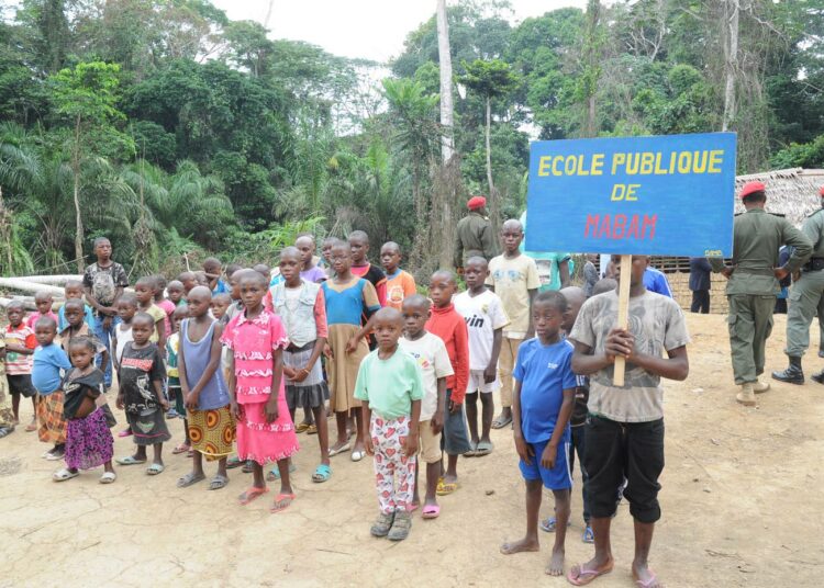 Baka-pygmien lasten koulutie katkeaa yleensä varhain. Nämä lapset käyvät Mabamin koulua Kamerunissa.