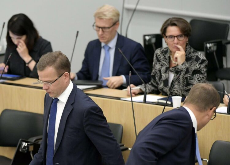 Ministereitä eduskunnan keskustelussa tiistaina. Pääministeri Juha Sipilä kuvassa selin.