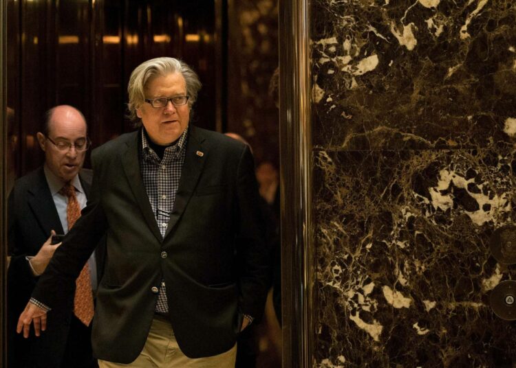 Stephen Bannon astumassa Trump Towerin hissistä perjantaina New Yorkissa.