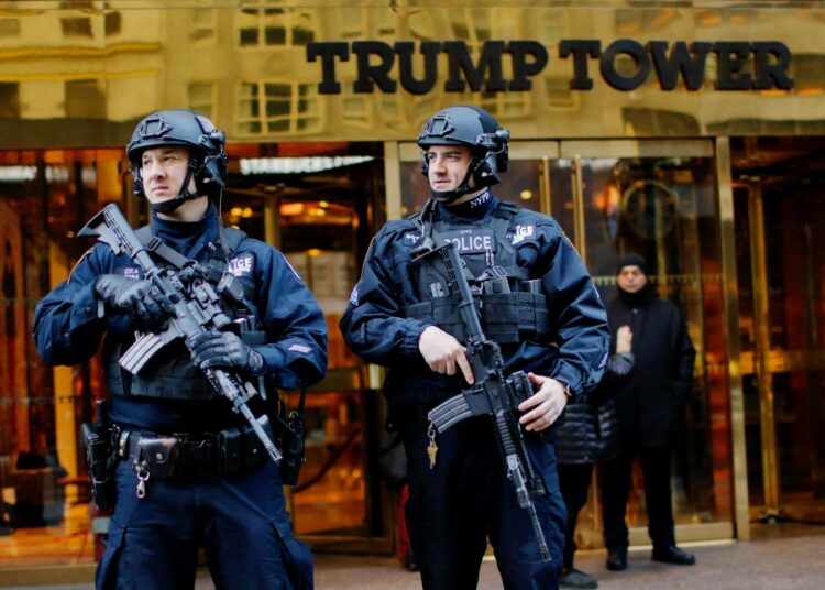 Raskaasti aseistettuja poliiseja vartioimassa Trumpin yhtiöiden päämajaa viime viikolla.