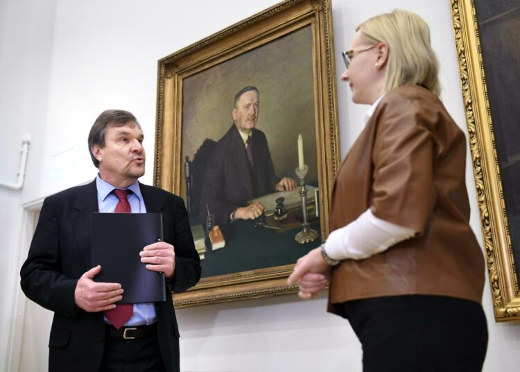Kimmo Kiljunen luovutti kansalaisaloitteen työeläkeindeksistä luopumisesta eduskunnan puhemiehelle Maria Lohelalle.