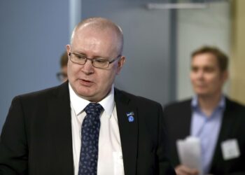 Oikeus- ja työministeri Jari Lindström otti vastaan osallistavan sosiaaliturvan malleja selvittäneen työryhmän esityksen.