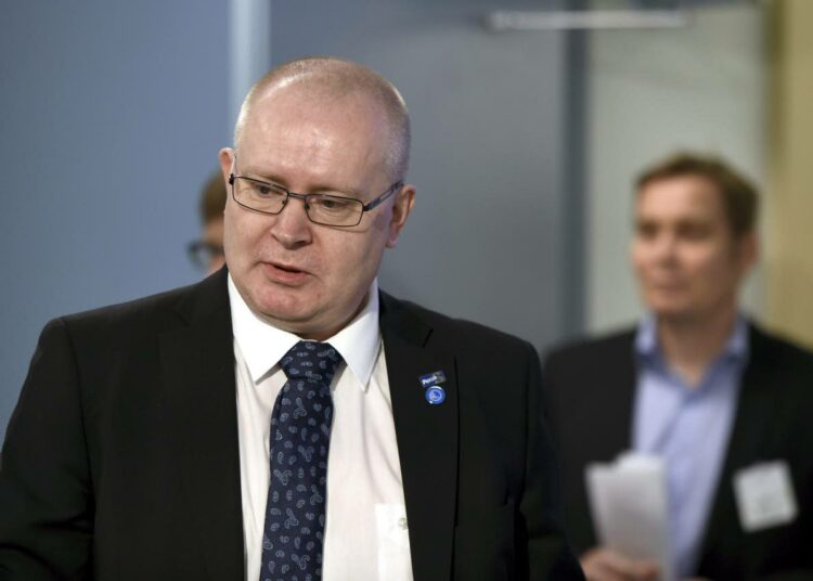 Oikeus- ja työministeri Jari Lindström otti vastaan osallistavan sosiaaliturvan malleja selvittäneen työryhmän esityksen.