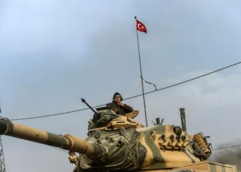 Turkin operaatiossa Syyrian puolelle tunkeutunut panssarivaunu.
