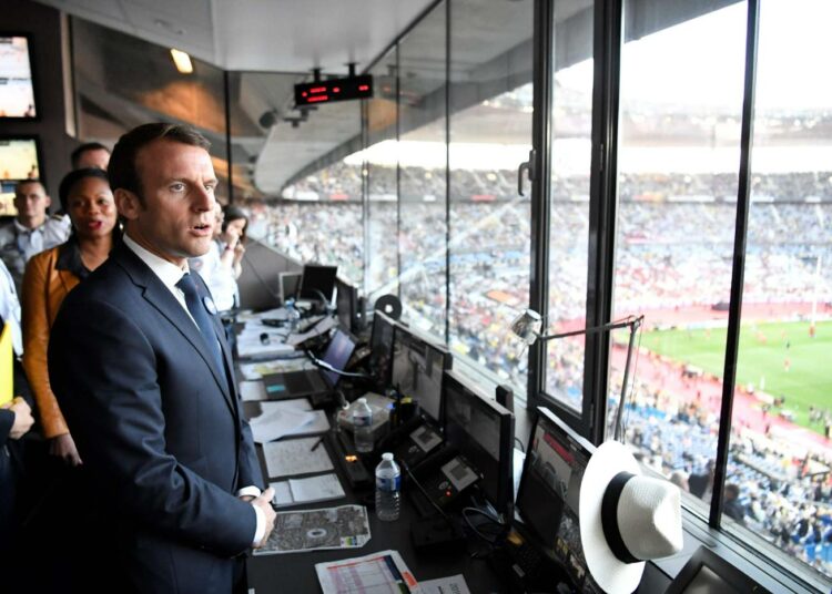 Presidentti Emmanuel Macron katsomassa viime sunnuntaina rygbyottelua Saint-Denisissä Pariisin kupeessa.