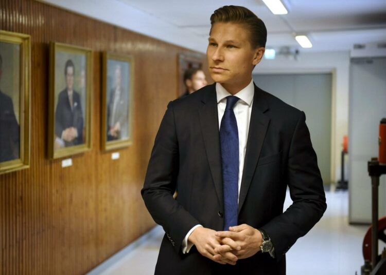 Oikeusministeri Antti Häkkäsen esitys merkitsee, että hallitus haluaa eduskunnan julistavan tiedustelulait 5/6 enemmistöllä kiireelliseksi.