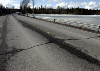 Vaurioita Nelostien pinnassa Pihtiputaalla.