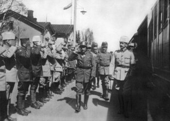 Von der Goltz (vas.) vierailulla Mikkelin päämajassa. Oikealla Mannerheim.