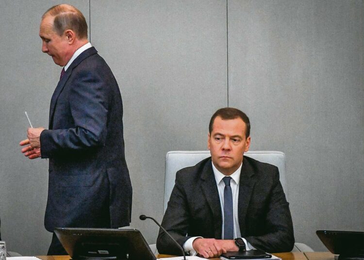 Venäjän presidentti Vladimir Putin (vas.) ja pääministeri Dmitri Medvedev ovat uutisten mukaan kovia vaikuttamaan länsimaiden vaaleihin.
