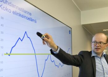 EK:n johtaja Penna Urrila esitteli Elinkeinoelämän keskusliitto EK:n suhdannebarometrin keskiviikkona.