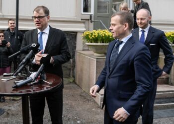 Hallitus saisi heikon kouluarvosanan, jos mitattaisiin sen työmarkkinaosaamisen kehittymistä hallituskauden aikana. Kuvassa pääministeri Juha Sipilä, Eurooppa-, kulttuuri- ja urheiluministeri Sampo Terho ja valtiovarainministeri Petteri Orpo huhtikuussa Kesärannassa.