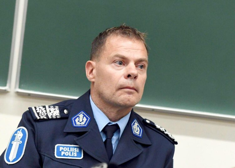 Keskusrikospoliisin päällikkö Robin Lardot on pidätetty virasta. Hänen epäillään syyllistyneen rikoksiin, kun hän toimi poliisihallituksen poliisijohtajana.