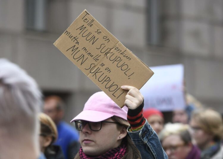 Muunsukupuolisten hoitoja jatketaan transpolilla. Me muut -kollektiivin järjestämässä mielenosoituksessa Helsingissä syyskuussa vastustettiin transpoliklinikan päätöstä evätä hormoni- ja leikkaushoitoja muunsukupuolisilta.