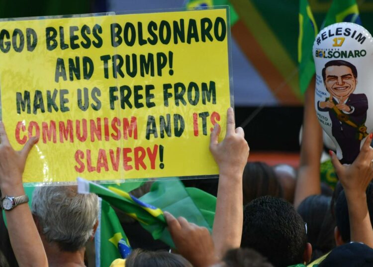 Bolsonaron kannattajia São Paulossa. Julisteessa lukee: ”Jumala siunatkoon Bolsonaroa ja Trumpia! Vapauta meidät kommunismista ja sen orjuudesta!”