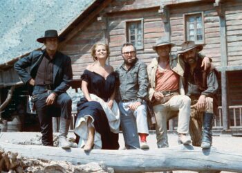 Henry Fonda (vas.), Claudia Cardinale, ohjaaja Sergio Leone, Charles Bronson ja Jason Robards Huuliharppukostajan kuvaustauolla vuonna 1968.